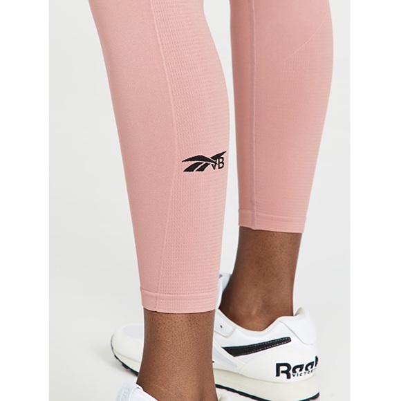 Reebok x Victoria Beckham
RBK VB Seamless Leggings & RBK VB Seamless Bra - Picture 10 of 11